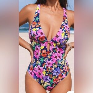 Cupshe deep v floral one piece swimsuit size medium NWT.